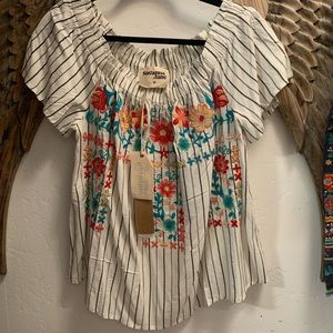 Plus sizes ! Off shoulder embroidered blouse.